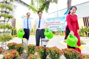 Lãnh đạo phường Chánh Hiệp thực hiện nghi thức khánh thành công trình “Công viên muôn sắc hoa”. Ảnh: THẢO NGUYỄN