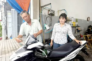 Người cao tuổi vay vốn, tự lo cuộc sống