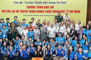 Trại sinh giao lưu với các cựu chiến binh Câu lạc bộ Truyền thống kháng chiến TPHCM. Ảnh: CẨM TUYẾT