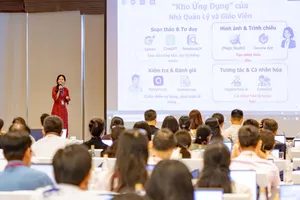 Cán bộ quản lý, giáo viên các trường học tham gia tập huấn về ứng dụng AI vào quản lý và dạy học trong tháng 8-2026. Ảnh: THU TÂM