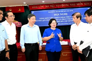 Phó Bí thư Thành ủy TPHCM Văn Thị Bạch Tuyết trao đổi cùng các đại biểu dự hội nghị (Ảnh VIỆT DŨNG)