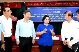 Phó Bí thư Thành ủy TPHCM Văn Thị Bạch Tuyết trao đổi cùng các đại biểu dự hội nghị (Ảnh VIỆT DŨNG)