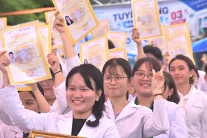 Các bác sĩ trẻ được nhận Chứng chỉ hành nghề ngay ttại buổi lễ