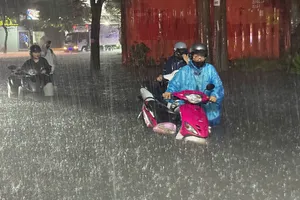 TPHCM: Mưa lớn, nhiều tuyến đường bị ngập sâu