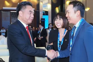 Phó Chủ tịch Thường trực UBND TPHCM Nguyễn Lộc Hà với các đại biểu tại đối thoại, ngày 11-9. Ảnh: HOÀNG HÙNG
