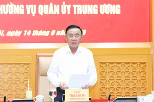 Đồng chí Trần Cẩm Tú, Ủy viên Bộ Chính trị, Thường trực Ban Bí thư, Trưởng Đoàn Kiểm tra, giám sát số 221 phát biểu chỉ đạo hội nghị. Ảnh: TTXVN