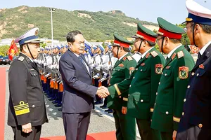 Chủ tịch Quốc hội Trần Thanh Mẫn với lãnh đạo Bộ Quốc phòng, Quân chủng Hải quân và Lữ đoàn Tàu ngầm 189. Ảnh: TTXVN