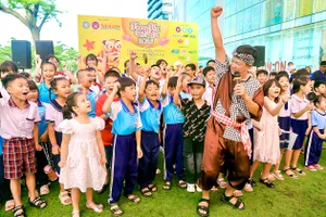 Các em thiếu nhi hào hứng tham gia trò chơi cùng chú Cuội tại Ngày hội Trung thu mơ ước năm 2026. Ảnh: HOÀNG VY