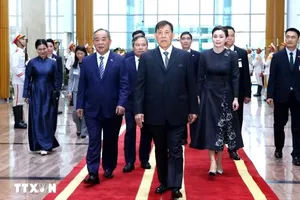 Nhà vua Thái Lan Maha Vajiralongkorn Phra Vajiraklaochaoyuhua và Hoàng hậu đến Hà Nội, bắt đầu thăm cấp Nhà nước tới Việt Nam. Ảnh: TTXVN