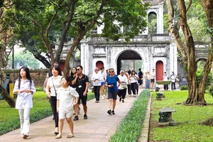 Du khách tham quan Hà Nội vào dịp lễ Quốc khánh 2-9 vừa qua. Ảnh: THU HÀ
