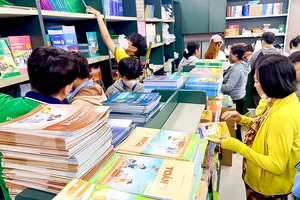 Trưa 15-9, nhiều phụ huynh vẫn tìm mua SGK tại trụ sở NXBGDVN tại TPHCM (phường Chợ Quán). Ảnh: HOÀNG HÙNG