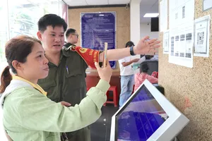 Lực lượng tham gia bảo vệ an ninh, trật tự ở cơ sở và cán bộ phường luôn túc trực để hướng dẫn người dân cài đặt ứng dụng