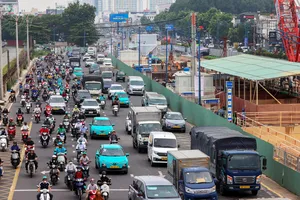 Một đoạn đường Trường Chinh (phường Tân Bình, TPHCM) được rào chắn phục vụ thi công tuyến metro số 2 (Bến Thành - Tham Lương). Ảnh: HOÀNG TRIỀU