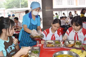 Bán trú cho học sinh, vơi nỗi lo của phụ huynh