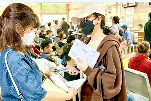 Nhiều người dân chờ đăng ký khám bệnh tại Bệnh viện Đại học Y Dược TPHCM - Cơ sở 1, phường Chợ Lớn, TPHCM. Ảnh: HOÀNG HÙNG