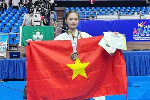 Tân sinh viên sư phạm với Huân chương Lao động hạng ba