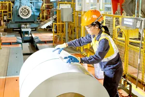 Công nhân làm việc tại Nhà máy NS BlueScope Việt Nam, doanh nghiệp FDI trong lĩnh vực thép, ở Khu Công nghiệp Phú Mỹ 1, phường Phú Mỹ, TPHCM. Ảnh: HOÀNG HÙNG