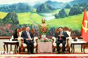 Tổng Bí thư, Chủ tịch nước Lào Thongloun Sisoulith (phải) tiếp Phó Thủ tướng Thường trực Chính phủ Phạm Gia Túc. Ảnh: TTXVN