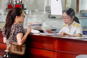 Tiếp nhận và giải quyết hồ sơ thuế tại trụ sở Thuế TPHCM. Ảnh: HOÀNG HÙNG