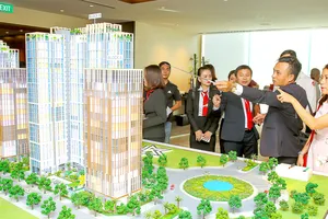 Khách hàng và nhà đầu tư xem mô hình dự án căn hộ tại phường Bình Trưng, TPHCM. Ảnh: HOÀNG HÙNG