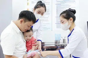 TPHCM: Nhiều phụ huynh đưa trẻ tiêm vaccine phòng bệnh tay chân miệng