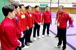 Trưởng đoàn Nguyễn Hồng Minh và đội TDDC tại ASIAD 20. Ảnh: TÂM NINH