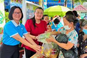 Gian hàng đổi rác lấy rau xanh và nhu yếu phẩm