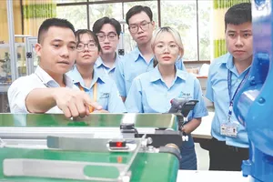 Thầy và trò khoa Điện - Điện tử Trường Đại học Sư phạm Kỹ thuật TPHCM tại Phòng Thực hành vi mạch bán dẫn. Ảnh: HOÀNG HÙNG