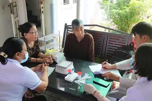 Phường Tân Thành tổ chức nhiều đợt khám sức khỏe cho người dân tại nhà