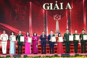 Thường trực Ban Bí thư Trần Cẩm Tú, Trưởng Ban Chỉ đạo 35 Trung ương và Chủ tịch Ủy ban Trung ương MTTQ Việt Nam Bùi Thị Minh Hoài trao Giải A cho các tác giả, nhóm tác giả. Ảnh: Phương Hoa/TTXVN