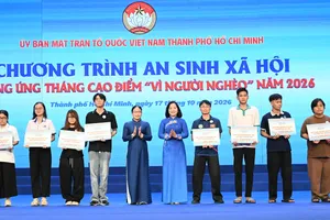Phó Chủ tịch Thường trực Ủy ban MTTQ Việt Nam TPHCM Trương Thị Bích Hạnh trao học bổng Nguyễn Hữu Thọ đến học sinh, sinh viên hoàn cảnh khó khăn. Ảnh: VIỆT DŨNG