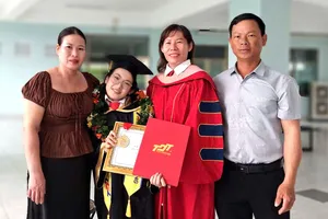 Lời hứa với mẹ của cô gái thủ khoa giàu nghị lực