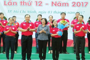 Head of the Department of Propaganda and Training of the HCMC Party Committee Than Thi Thu attened the launch of the campaign.