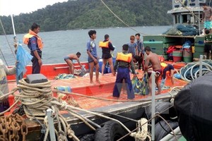 Rescue workers search for victims of the missing military plane in Dawei, Myanmar. (Photo: Xinhua/VNA)