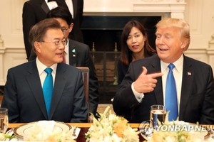 South Korean President Moon Jae-in (L) attends a dinner hosted by his U.S. counterpart Donald Trump at the White House on June 29, 2017. (Yonhap)