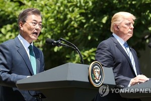 South Korean President Moon Jae-in (L) holds a joint press briefing with his U.S. counterpart Donald Trump at the White House on June 30, 2017. (Yonhap)