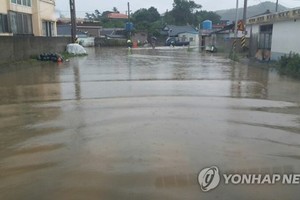 This file photo, provided by an anonymous citizen, shows a flooded road in Goheung, South Jeolla Province on July 6, 2017. The area recorded 58 mm of heavy rain per hour. (Yonhap)