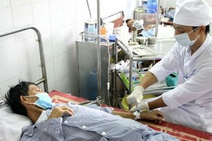 A doctor examines an HIV patient at the Việt Nam-Czech Friendship Hospital in the northern port city of Hải Phòng. — VNA/VNS Photo Dương Ngọc