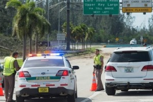 A police checkpoint on US Highway 1 blocks access to the Florida Keys following Hurricane Irma. — AFP/VNA Photo 