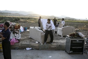 Iran quake survivors spend second night in the open air