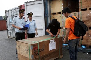 Officers of HCM City Customs check imported goods. (Photo: VNA)