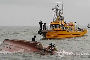 Coast Guard officials conduct rescue operations in waters near Yeongheung Island in the Yellow Sea on Dec. 3, 3017, in this photo provided by the Korea Coast Guard. (Yonhap)