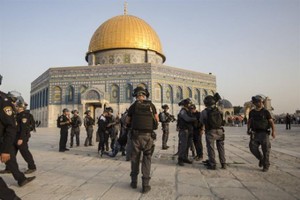 Israeli riot police take up positions next to Dome of the Rock at the Al-Aqsa Mosque compound in the Old City of Jerusalem on July 27, 2017. EPA/VNS