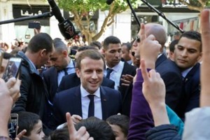 French President Emmanuel Macron greets children in the streets of Algiers on Wednesday. — AFP/VNA Photo 