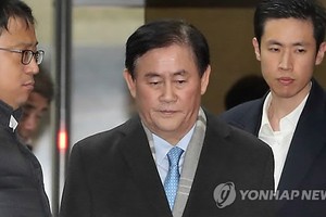 This photo, taken Dec. 7, 2017, shows former Finance Minister Choi Kyung-hwan leaving the prosecution's office in Seoul after an interrogation over bribery allegations. (Yonhap)