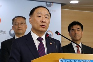 This photo, taken on Oct. 24, 2017, shows Hong Nam-ki, the minister of the Office for Government Policy Coordination, speaking during a press conference at the central government complex in Seoul. (Yonhap)