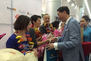 Ho Chi Minh City's first foreign visitors of 2018 were welcomed at Tan Son Nhat International Airport on January 1 morning. (Source: VNA)