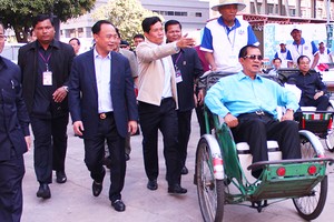 The PM takes a cyclo to meet cyclo drivers -Photo: Khmer Times