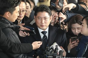 Hyosung Group Chairman Cho Hyun-joon speaks to reporters after arriving at the Seoul Central District Prosecutors' Office for questioning on Jan. 17, 2018. (Yonhap)