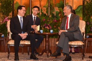 South Korean Defense Minister Song Young-moo (L) talks with Singaporean Prime Minister Lee Hsien Loong in Singapore on Jan. 29, 2018, in this photo released by Song's ministry. (Yonhap)